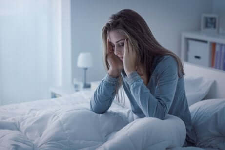 Kvinde i seng lider af hypnomani