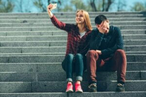 Den patologiske afstand mellem hvordan vi har det og hvad vi deler på sociale medier