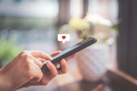 Person med telefon deler på sociale medier