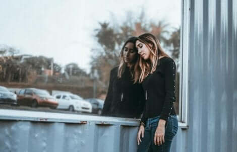 Skuffet kvinde hviler hoved mod vindue