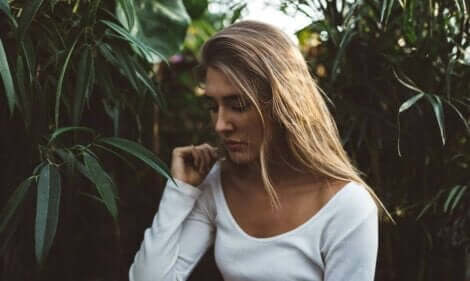 Kvinde foran grønne buske