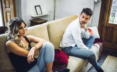 Frustreret par i sofa