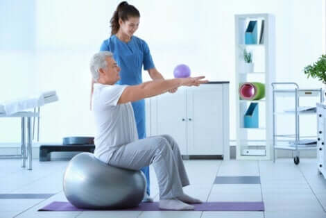 Fysioterapeut, der træner ældre mand