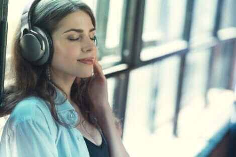 Kvinde lytter til musik i høretelefoner