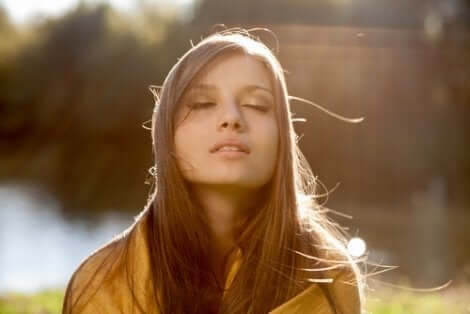 Kvinde nyder langsom levestil med frisk luft