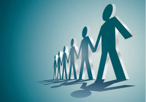 Menneskefigurer, der holder i hånd