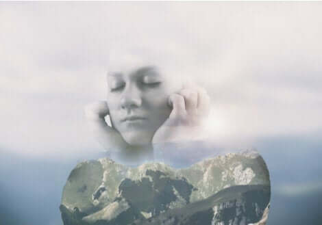 Omtåget kvinde, der holder sig for ørerne