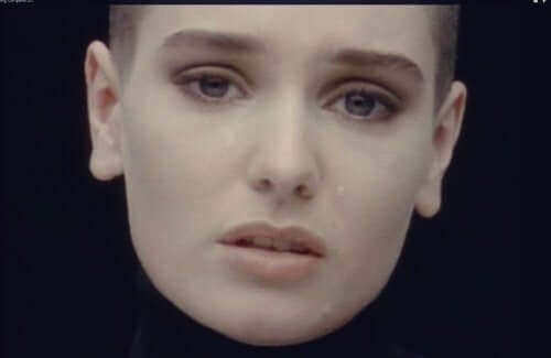 Sinéad O'Connor fælder en tåre