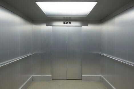 Elevatorfobi illustreres af en elevator