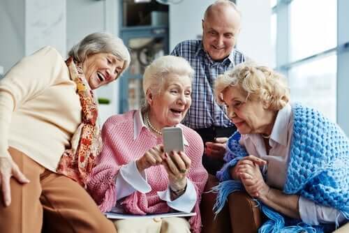 Ældre folk, der morer sig over smartphone