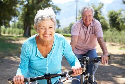 Ældre par, der cykler