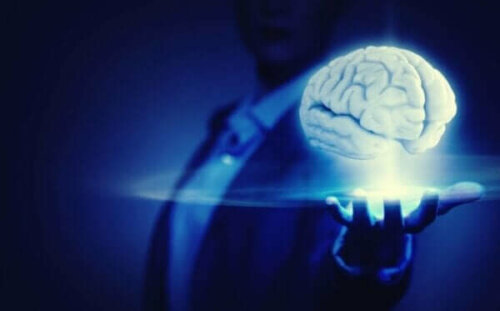 Telekinese illustreres af person, der holder lysende hjerne