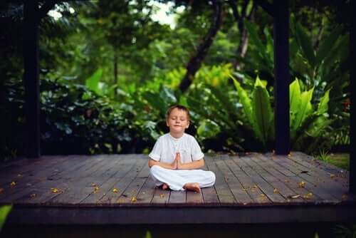 Barn, der mediterer