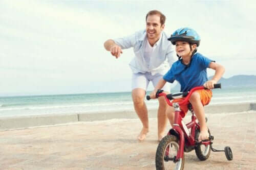 Far, der lærer søn at cykle