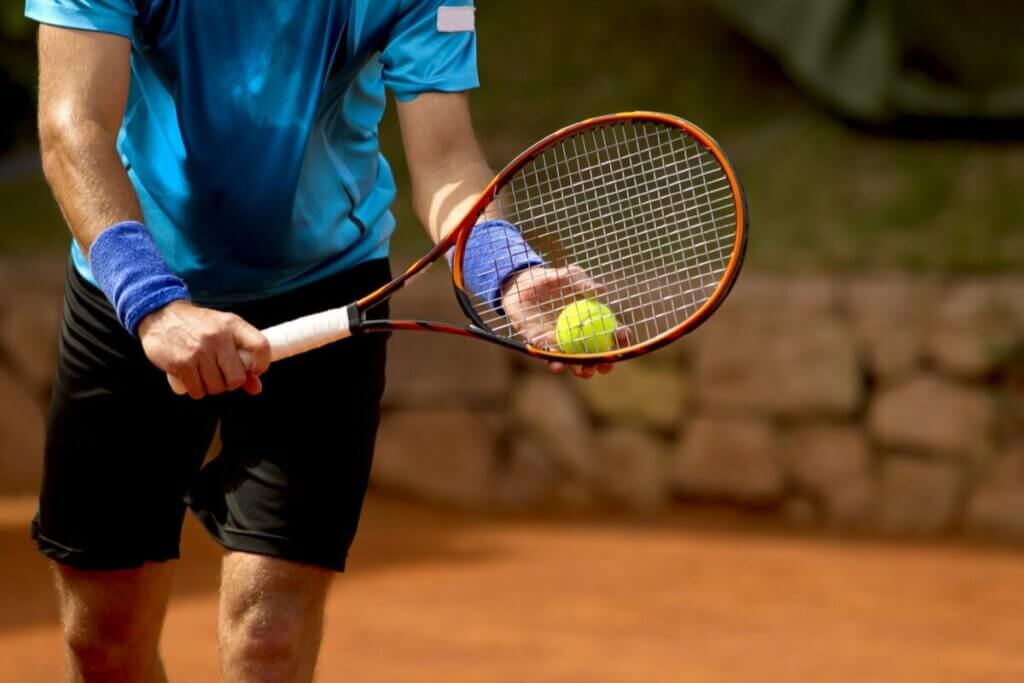 Mand, der spiller tennis