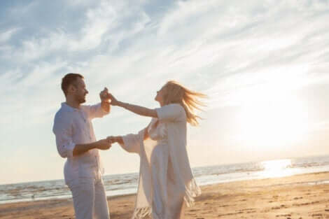 Par, der danser på strand