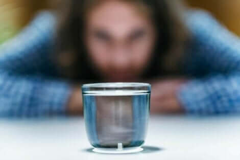 Person, der stirrer på glas med vand