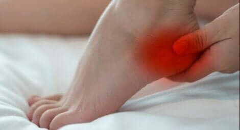 Person med ondt i ankel