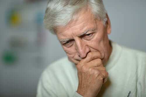 Ældre mand er bekymret over langtidsledighed