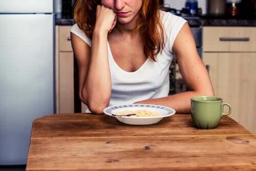 Kvinde spiser af kedsomhed