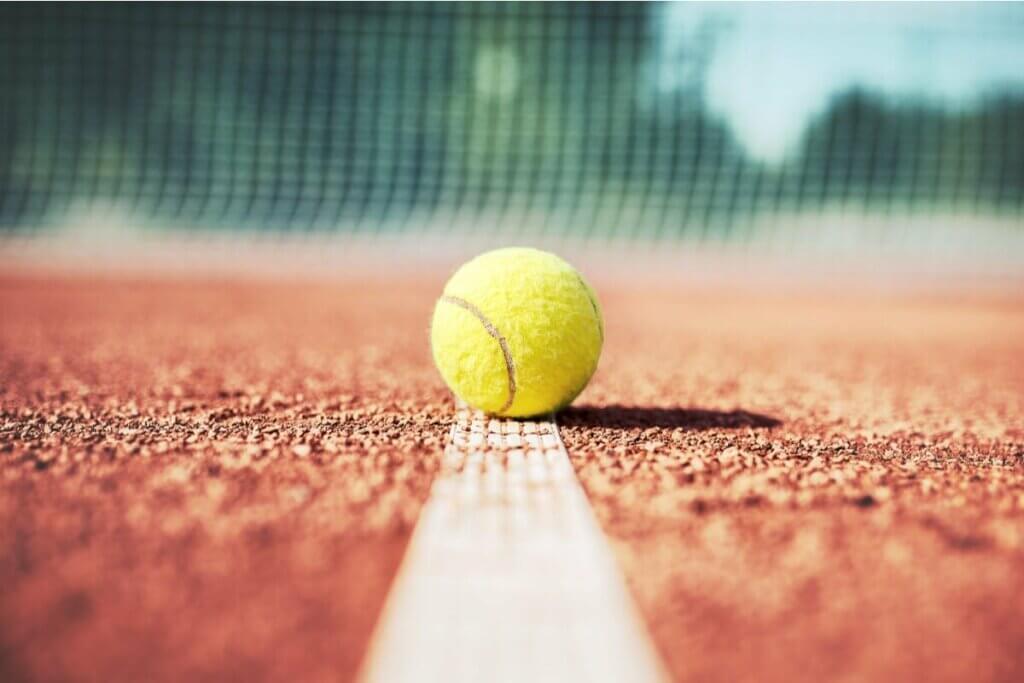 Tennisbold på bane