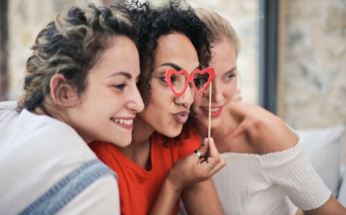 Veninder, der tager et billede