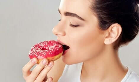 Kvinde med donut