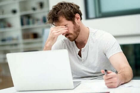 Træt mand ved computer oplever abuli
