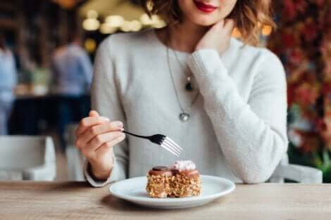 Kvinde med kage er styret af forskellige typer af appetit