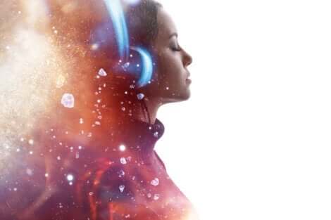 Kvinde kommer ud af univers