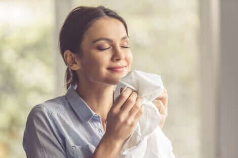 Kvinde, der dufter til trøje, opelver olfaktorisk hukommelse