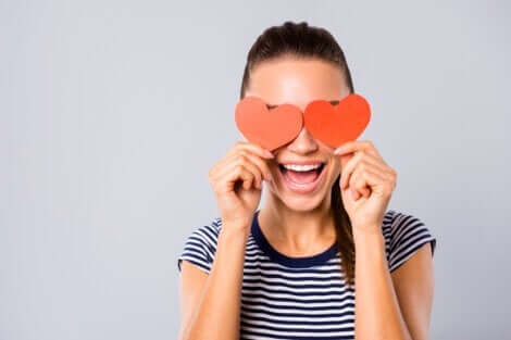 Kvinde med hjerter for øjnene symboliserer at sætte en anden på en piedestal