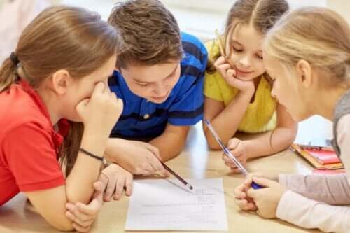 Børn der arbejder sammen om opgave