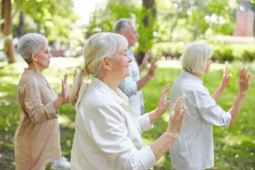 Gruppe ældre, der praktiserer Qigong