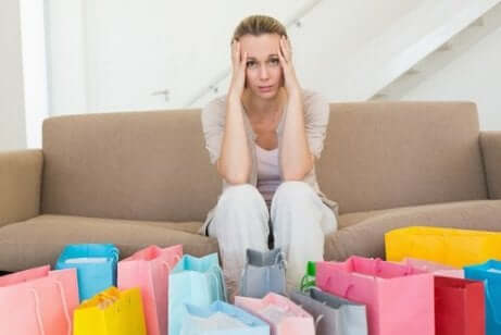 Frustreret kvinde med mange indkøbsposer