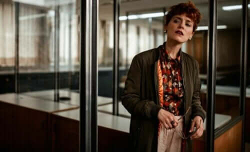 Kvinde, der kigger mistænksomt