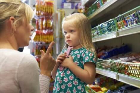 Mor, der retter på datter i supermarked