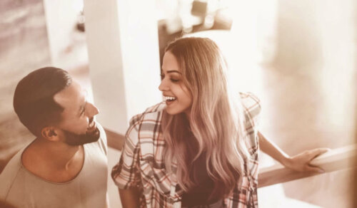 Par, der går op ad trappe