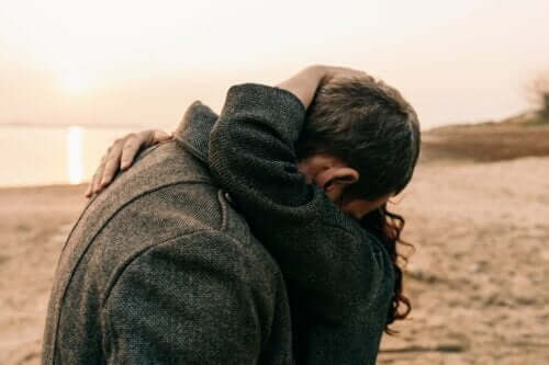 Par, der krammer på strand