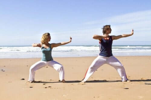 Par, der træner på strand