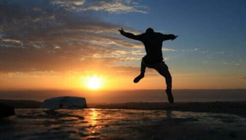 Person, der hopper ved solnedgang
