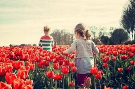 Små børn i blomstermark