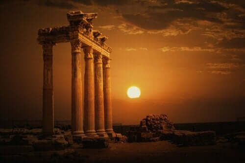 Solnedgang ved gammelt tempel