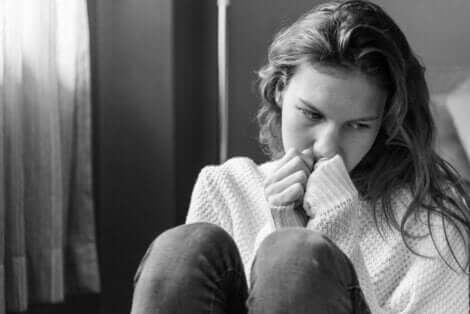 Trist ung kvinde symboliserer, hvordan folk skader sig selv