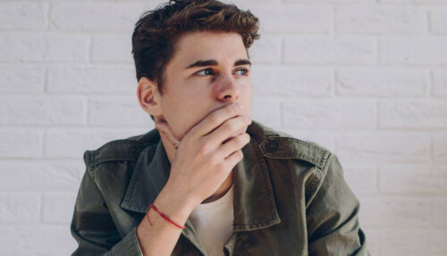 Ung fyr, der tænker