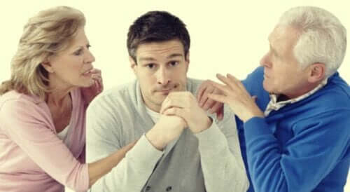 Voksen søn mellem forældre