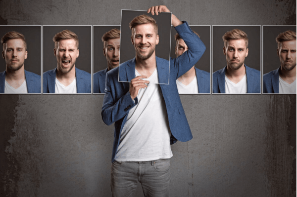 Mand med forskellige ansigtsudtryk illustrerer personlighedspsykologi