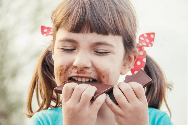 Pige, der spiser chokolade, smager med hjernen