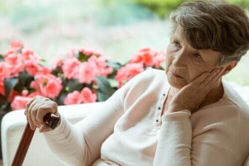 En ældre kvinde påvirket af demenssymptomer