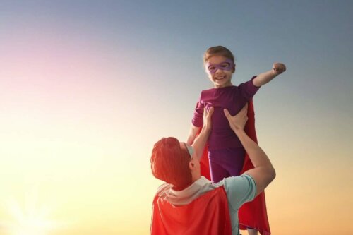 Barn og forælder klædt ud som superhelte